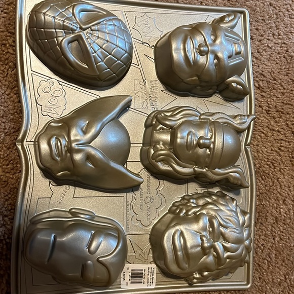 Williams Sonoma Marvel Comics Tin - Picture 2 of 4